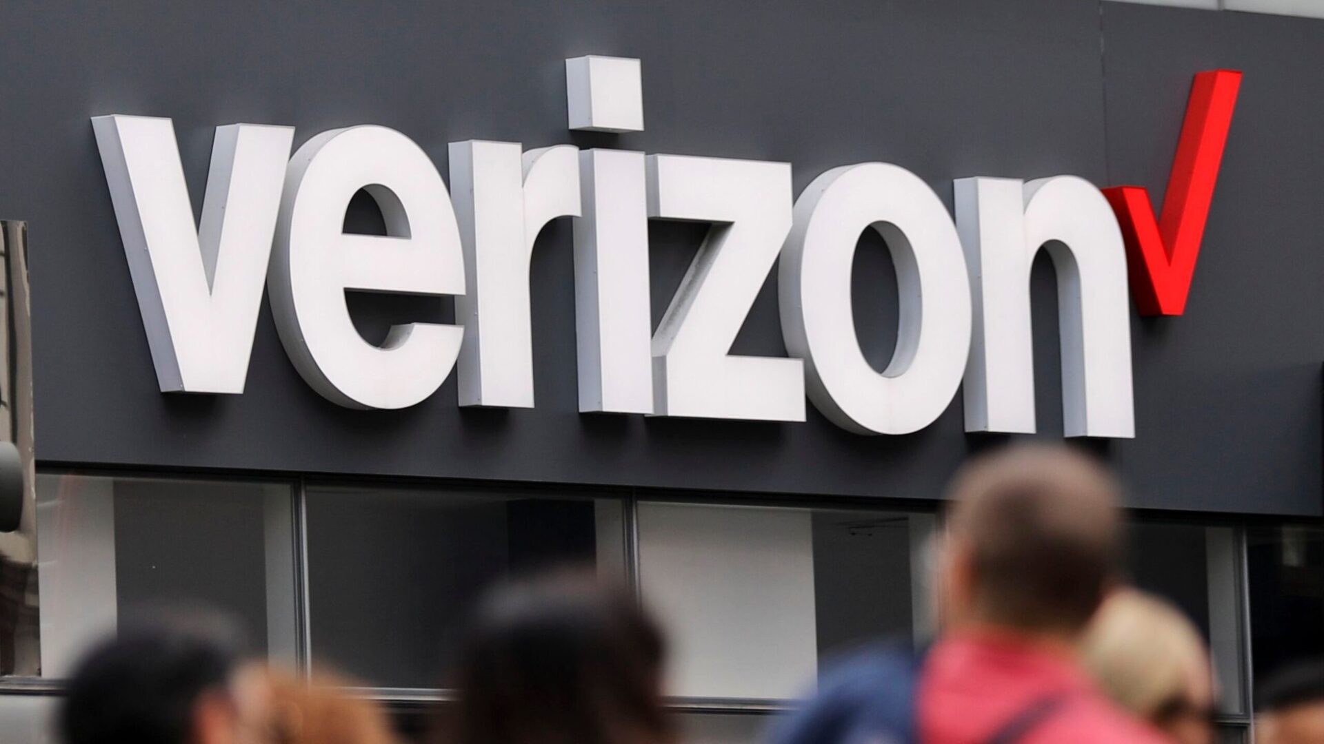 Verizon Raises Outlook After Earnings Beat, Shares Rise 4%